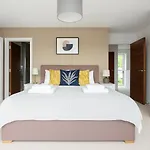 Wandsworth Penthouse - Large Terrace & Outdoor Living In London