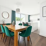 Wandsworth Penthouse - Large Terrace & Outdoor Living In London