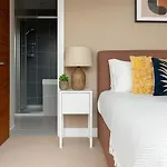 Wandsworth Penthouse - Large Terrace & Outdoor Living In London